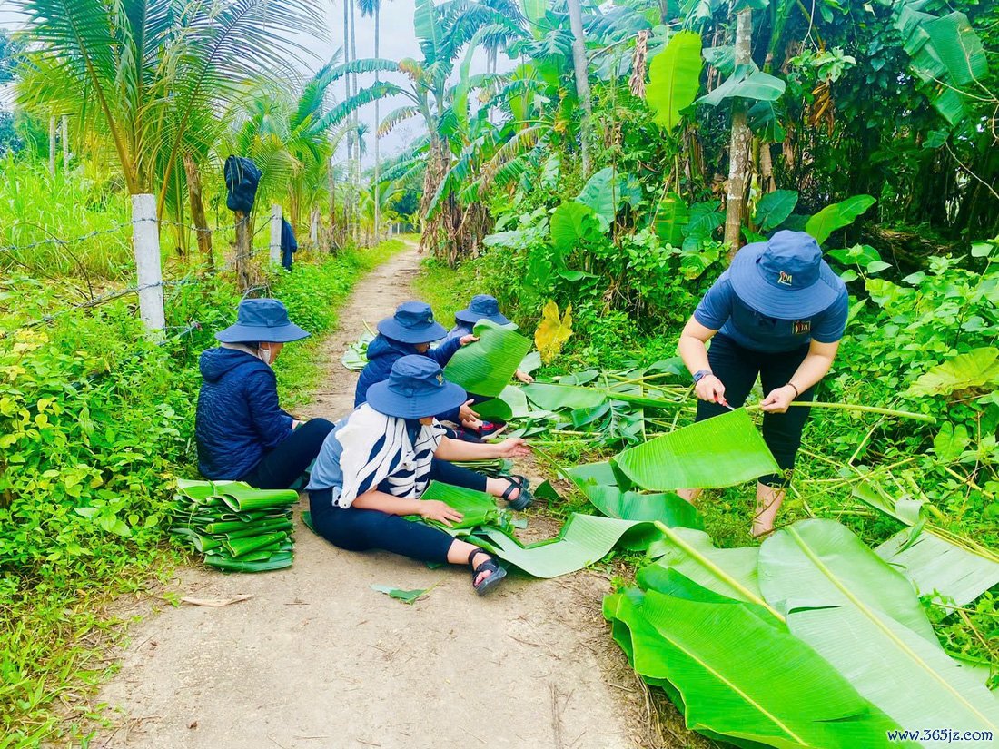 Khách Tây gói bánh chưng， bánh tét， bạn trẻ Việt khen '10 điểm không có nhưng' - Ảnh 4.