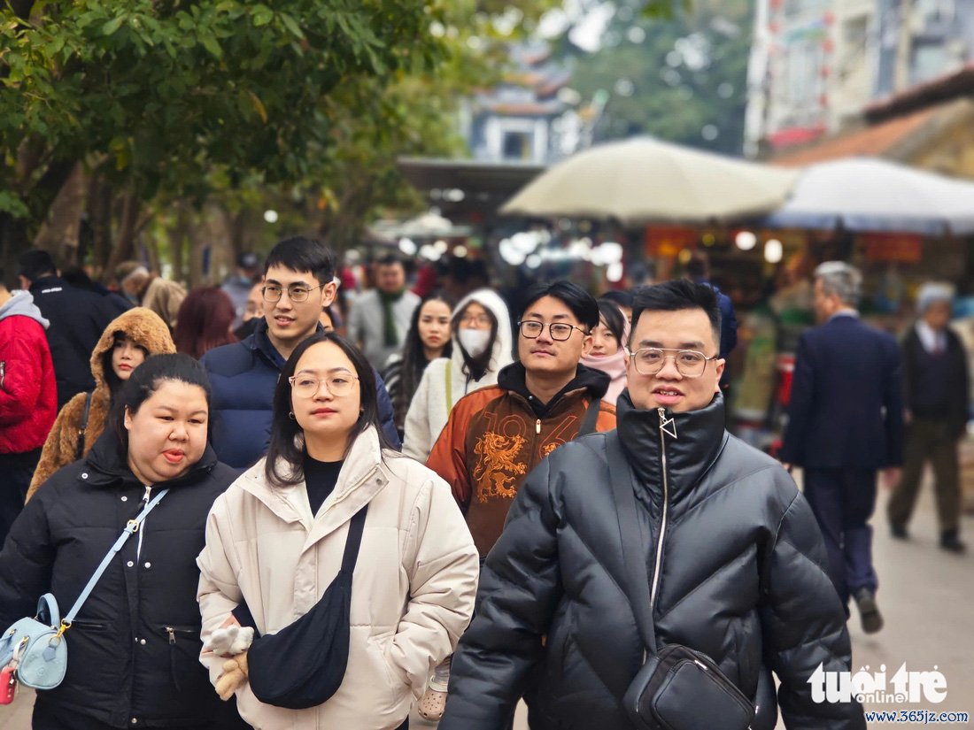 Người dân Hà Nội， du khách nườm nượp đi lễ Phủ Tây Hồ， chùa Trấn Quốc - Ảnh 4.