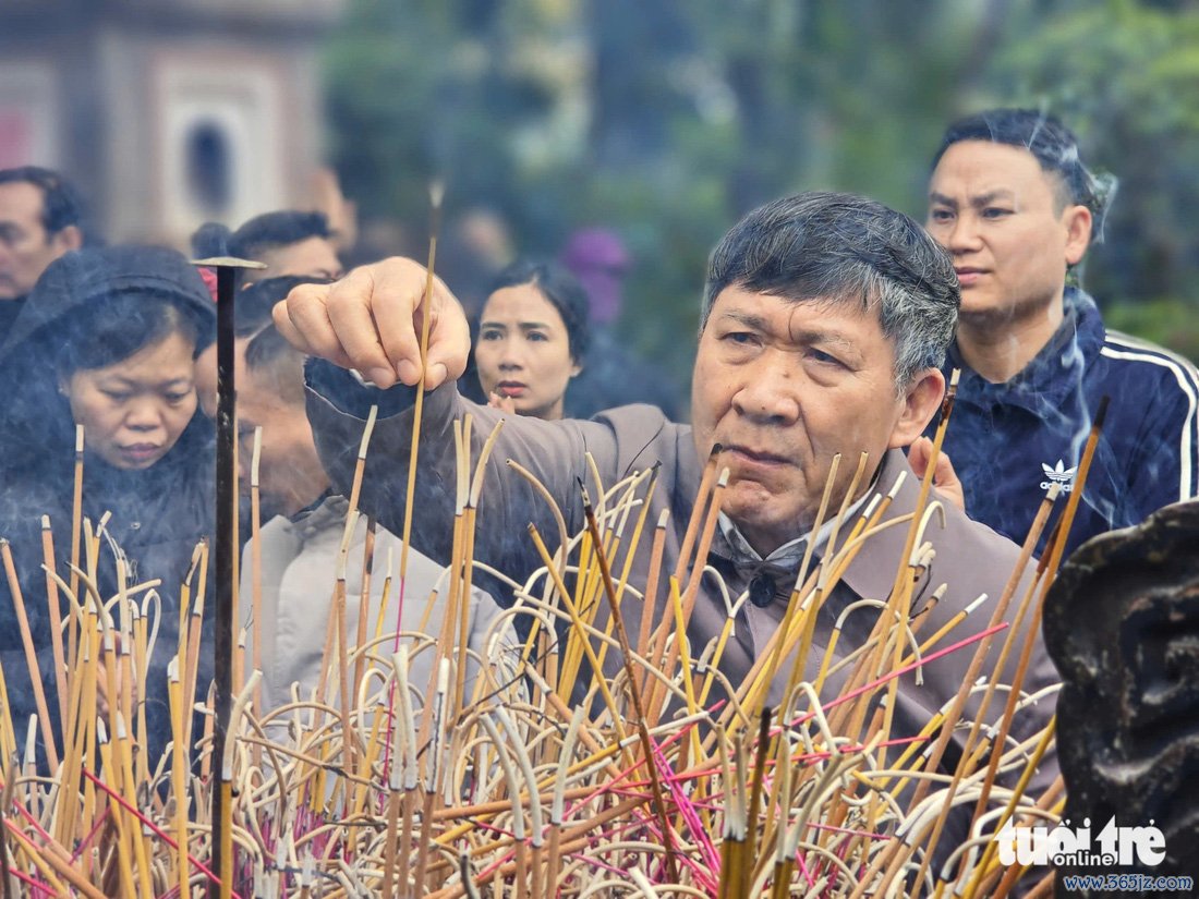 Người dân Hà Nội， du khách nườm nượp đi lễ Phủ Tây Hồ， chùa Trấn Quốc - Ảnh 7.