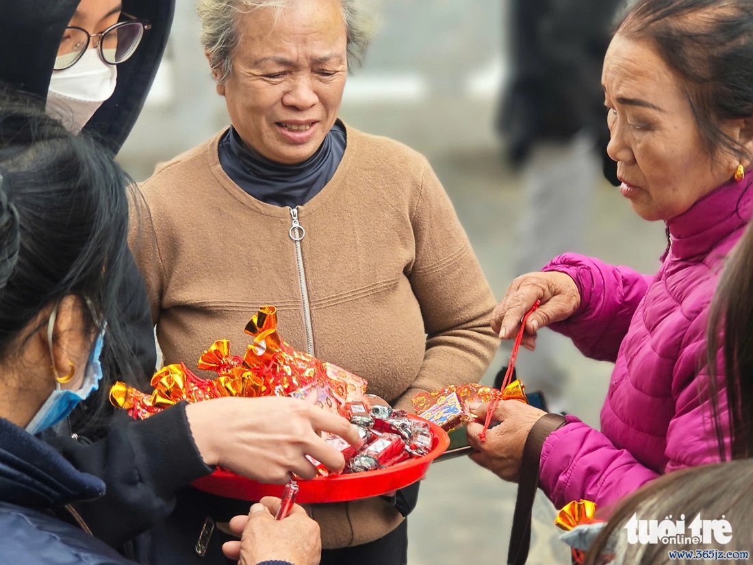 Người dân Hà Nội， du khách nườm nượp đi lễ Phủ Tây Hồ， chùa Trấn Quốc - Ảnh 11.