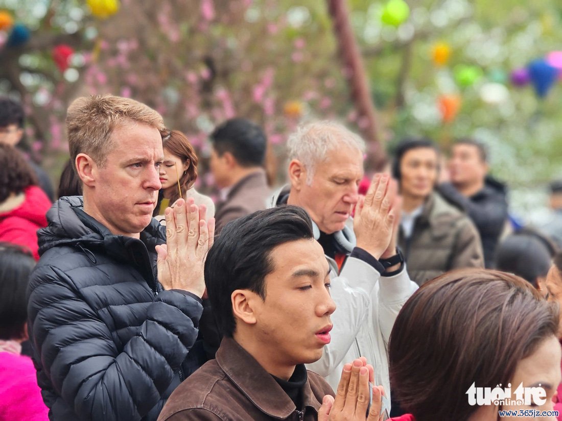 Người dân Hà Nội， du khách nườm nượp đi lễ Phủ Tây Hồ， chùa Trấn Quốc - Ảnh 1.