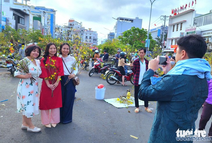 Chợ nhánh mai vàng ở An Giang nơi kẻ bán người mua đều hoan hỉ - Ảnh 3.