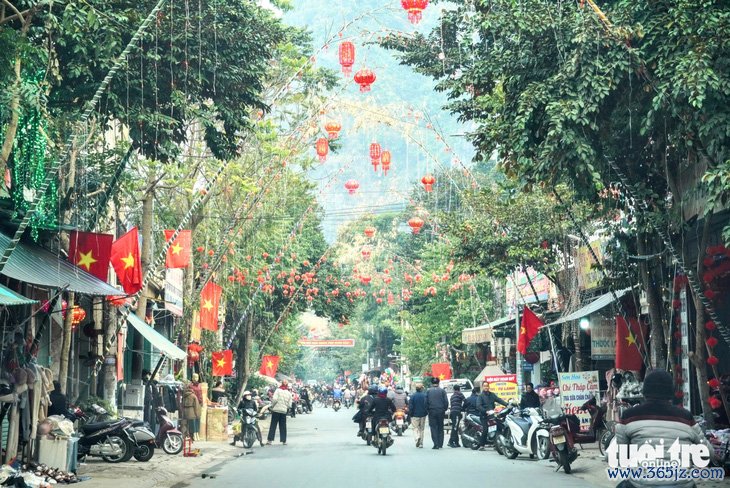 Làng quê phục dựng cây nêu ngày Tết， cả xóm lung linh đèn hoa - Ảnh 3.