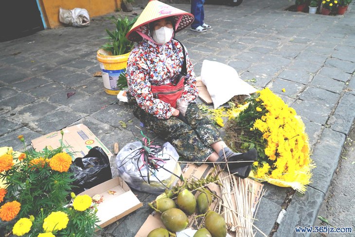 Thong dong giữa biển người Hội An chiều cuối năm - Ảnh 6.